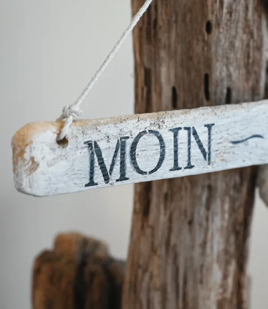 Moin - Moin, Schrift auf Holz