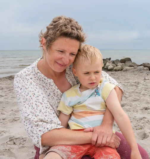 Mutter und Kind am Strand